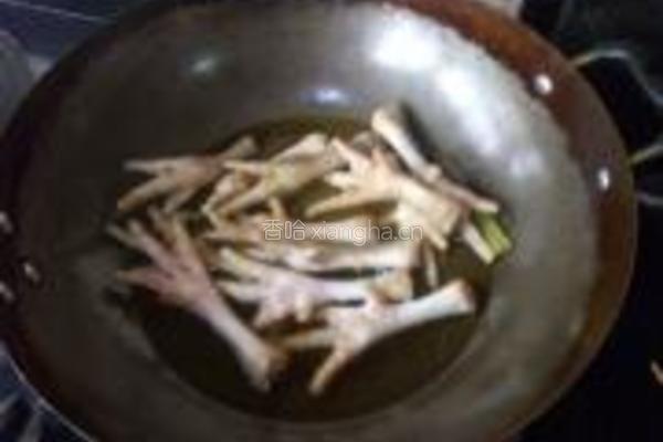 茶树菇烧凤爪的做法图解4