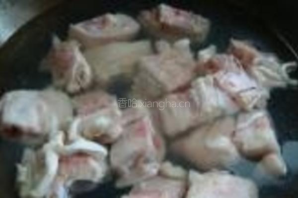 酸萝卜猪蹄汤的做法图解1