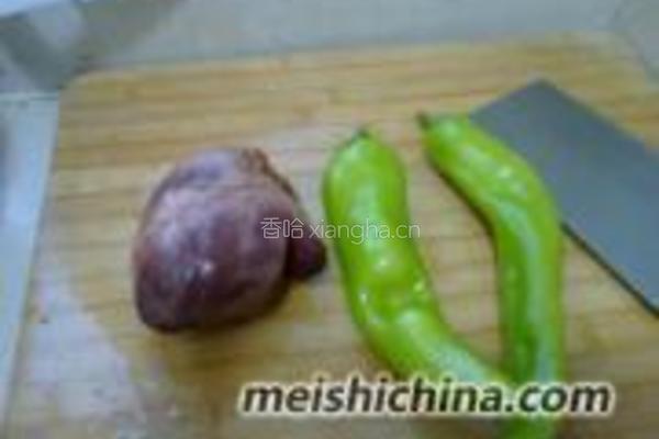 猪心炒辣椒的做法图解2