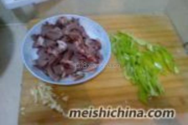 猪心炒辣椒的做法图解3