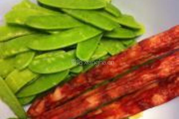 广式腊肠炒荷兰豆的做法图解1