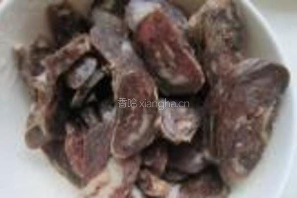 扁豆炒香肠的做法图解2