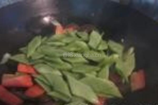 扁豆炒香肠的做法图解6