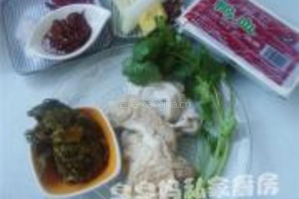 酸菜肥肠鸭血煲的做法图解1