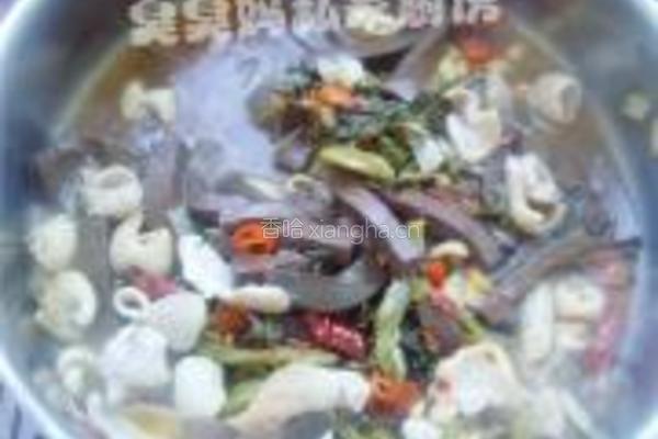 酸菜肥肠鸭血煲的做法图解9