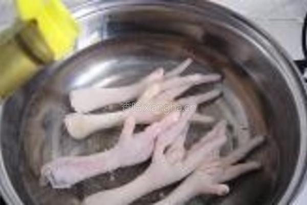 蒜蓉辣酱爆凤爪的做法图解2
