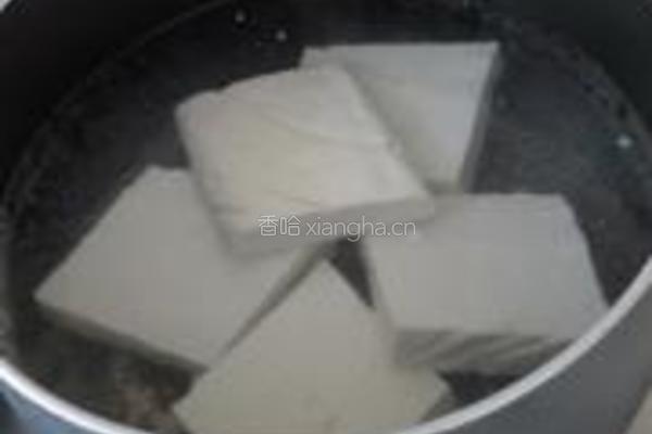 西红柿炖豆腐的做法图解1