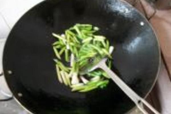 蒜苗炒豆腐的做法图解4