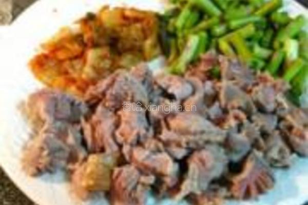 辣白菜芦笋炒鸡胗的做法图解1