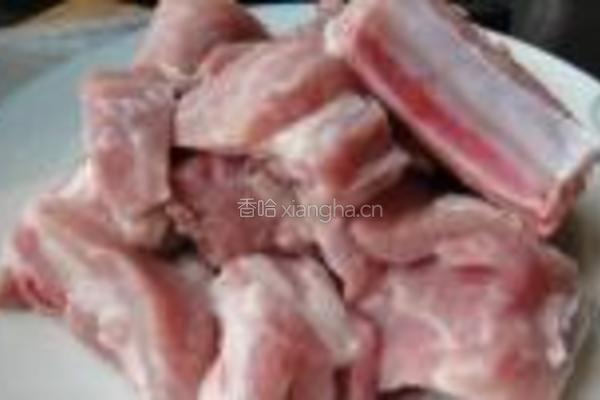 话梅烧排骨的做法图解1
