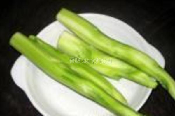 芥蓝炒腊味的做法图解1