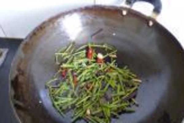 炒酸辣蕨菜的做法图解6
