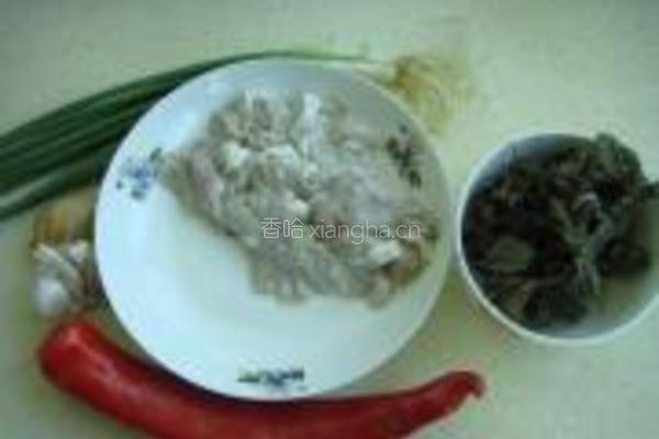 紫苏炒粉肠的做法图解1