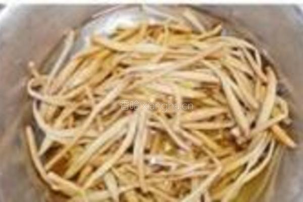 黄花菜炒木耳的做法图解1