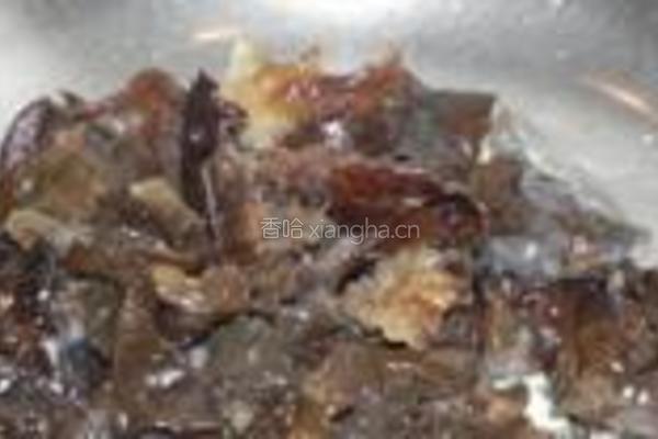 黄花菜炒木耳的做法图解6