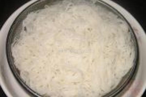 洋葱虾米炒米粉的做法图解4