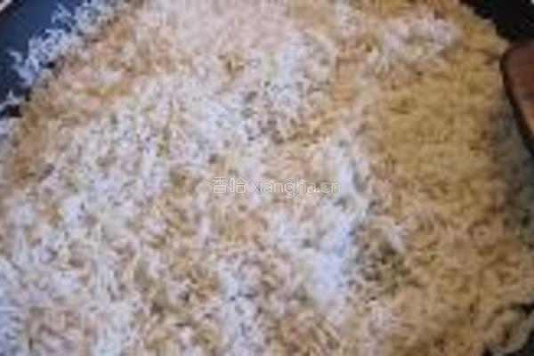 荠菜吞拿鱼炒饭的做法图解4
