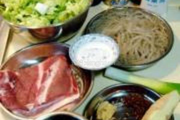 猪肉炖粉条的做法图解1