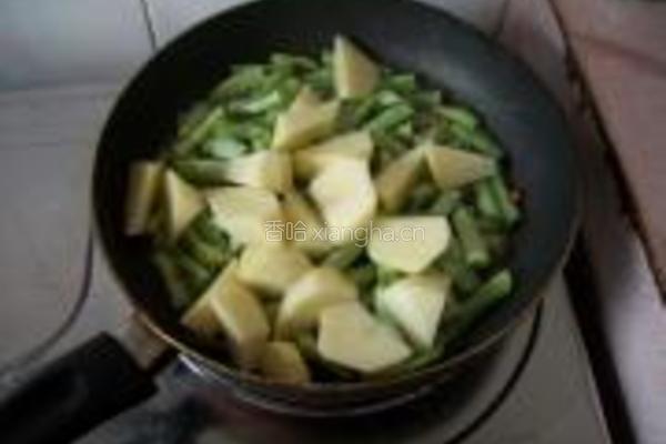 土豆烧四季豆的做法图解4