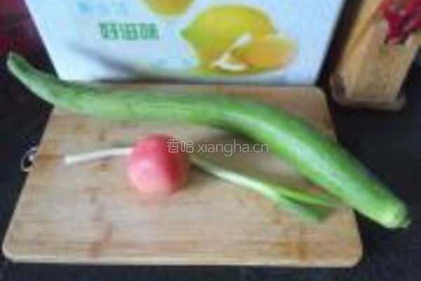 番茄丝瓜丁的做法图解1