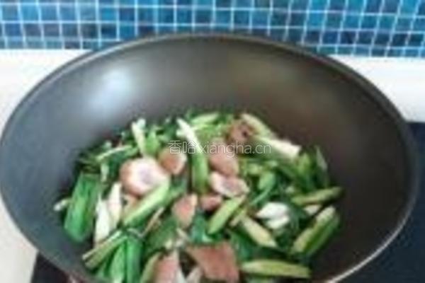 蒜苗炒大肠的做法图解5