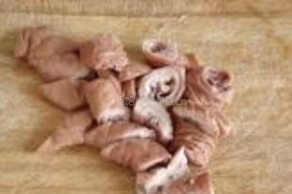 蒜苗炒大肠的做法图解1