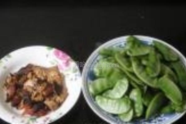 青扁豆炒腊肉的做法图解1