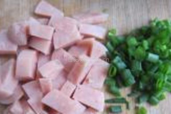 黄豆芽炒火腿肠的做法图解2