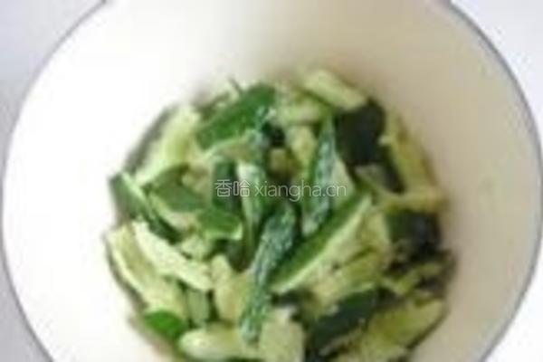 麻辣拌黄瓜的做法图解3
