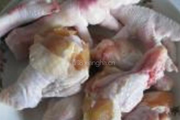 土豆干炖鸡翅根的做法图解1