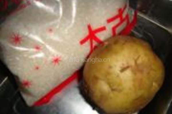 拔丝土豆的做法图解1