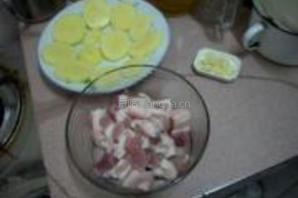 土豆粉蒸肉的做法图解2
