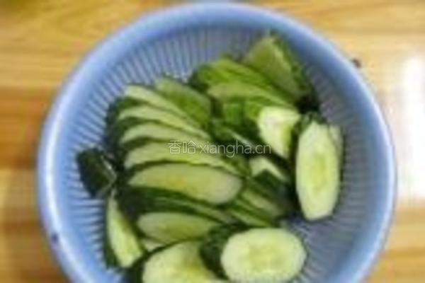 紫苏煎黄瓜的做法图解2