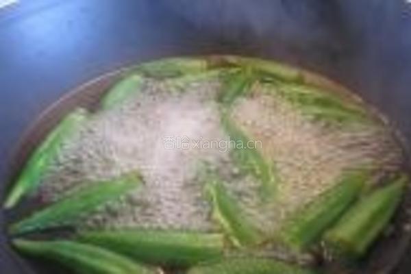 秋葵果仁炒牛肉粒的做法图解2