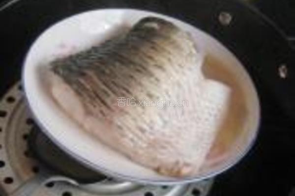 蒜味剁椒蒸青鱼的做法图解4