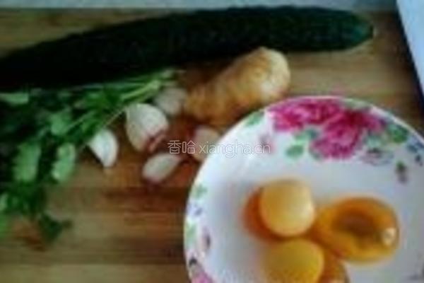 凉拌变蛋黄瓜的做法图解1