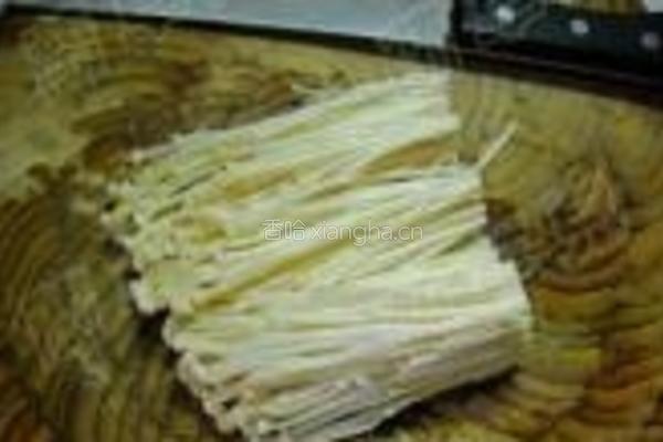 金针菇炖冻豆腐的做法图解3