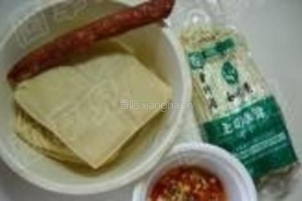 金针菇炖冻豆腐的做法图解1