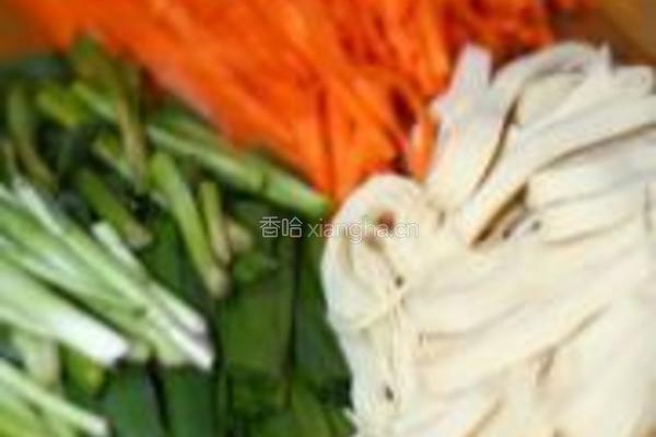 红萝卜豆腐丝的做法图解2