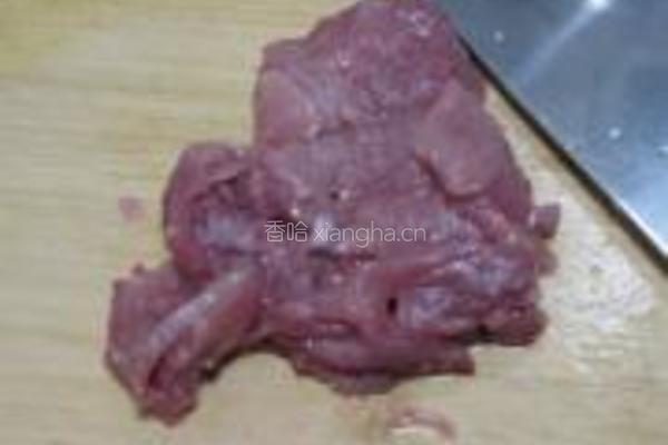 大蒜姬菇炒肉片的做法图解1