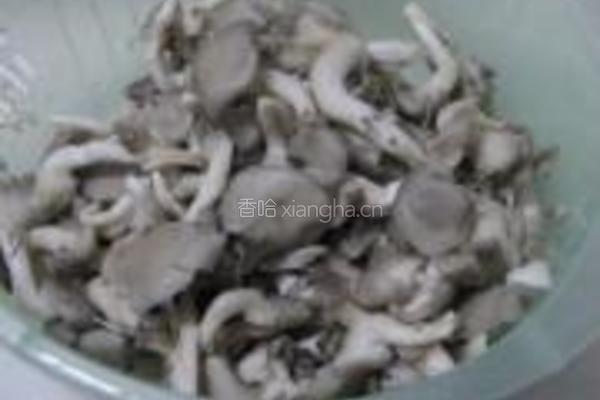 大蒜姬菇炒肉片的做法图解3
