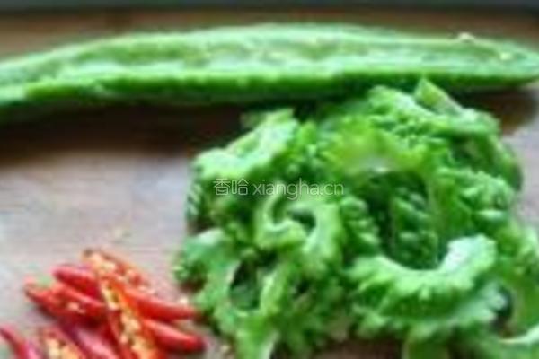苦瓜炒腊猪耳朵的做法图解4