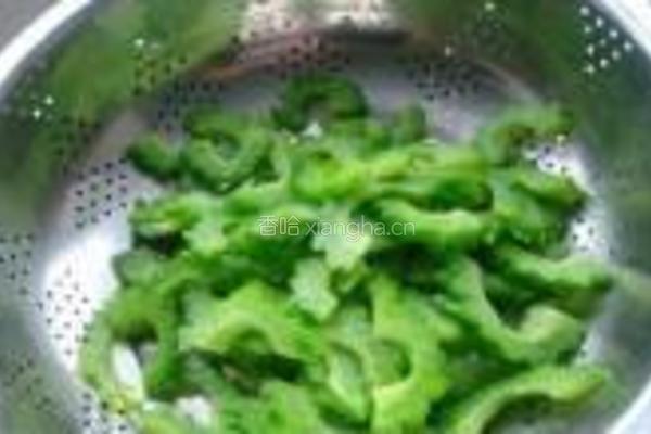 苦瓜炒腊猪耳朵的做法图解6