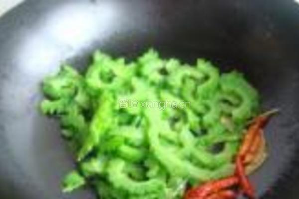 苦瓜炒腊猪耳朵的做法图解7