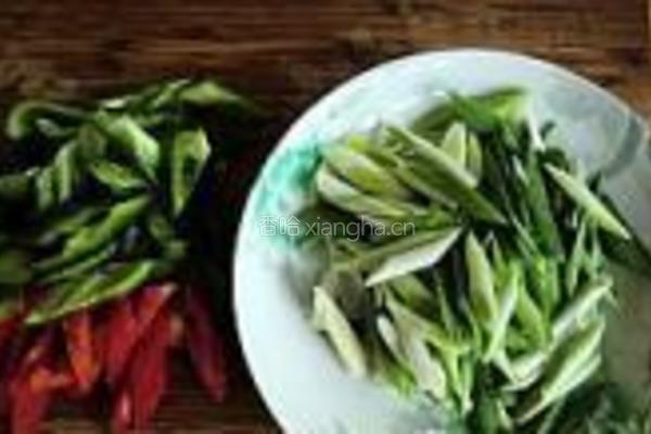 蒜苗香煎肉的做法图解4