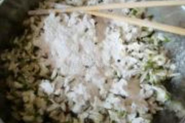 蒜香麻酱槐花的做法图解2