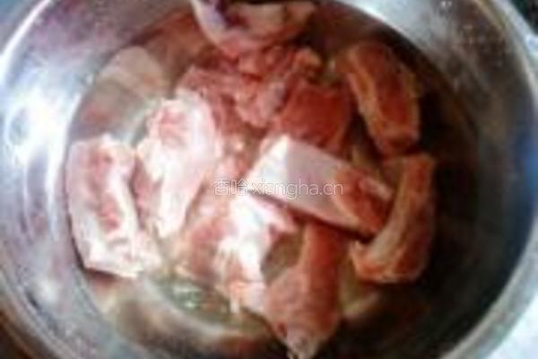 糖醋排骨的做法图解1