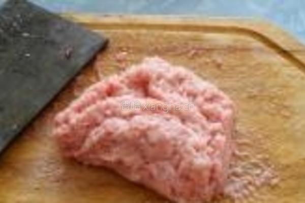 黄瓜猪肉木耳水饺的做法图解1
