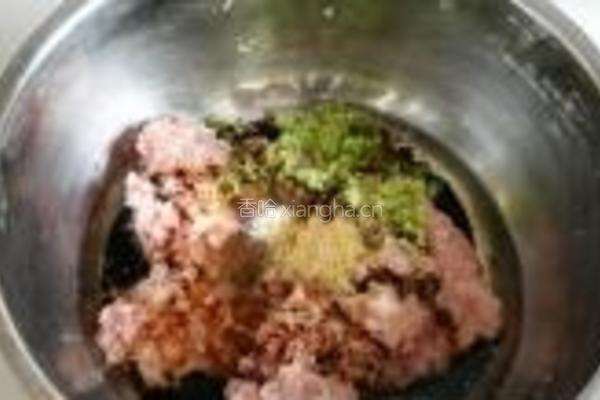 黄瓜猪肉木耳水饺的做法图解3