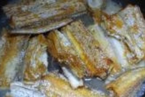 茼蒿炖带鱼的做法图解7